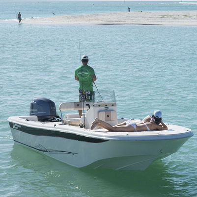Bay boat fueraborda - 19 ULTRA - Carolina Skiff - con consola central / de pesca deportiva / 10 personas máx.