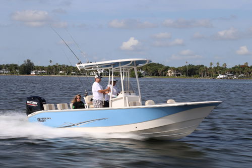 Bay boat fueraborda - 24 ULTRA - Carolina Skiff - con consola central / de pesca deportiva / 16 personas máx.