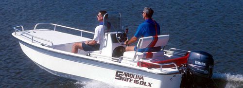 Bay boat fueraborda - 16 DLX - Carolina Skiff - con consola central / de pesca deportiva / 6 personas máx.