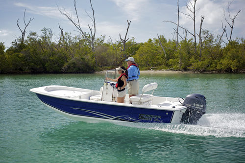 Bay boat fueraborda - 17 DLX - Carolina Skiff - con consola central / de pesca deportiva / 8 personas máx.