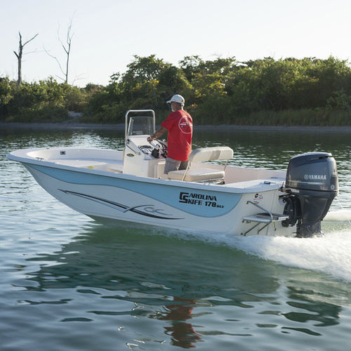 Bay boat fueraborda - 238 DLV - Carolina Skiff - con consola central / de pesca deportiva / con T-top
