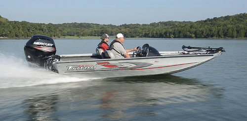 Bass boat fueraborda - 17 TX - Triton Boats - con consola lateral / de pesca deportiva / 4 personas máx.