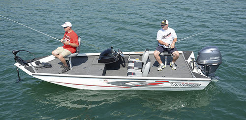 Crappie boat fueraborda - 17 C TX - Triton Boats - con consola lateral / de pesca deportiva / de aluminio