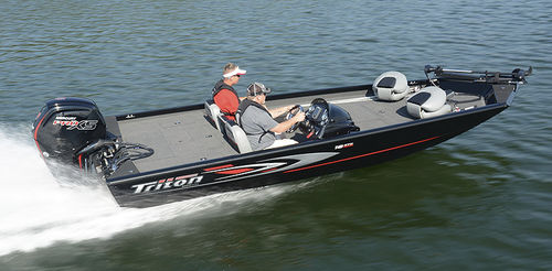 Crappie boat fueraborda - 18 C TX - Triton Boats - con consola lateral / de pesca deportiva / de aluminio