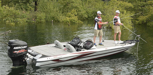 Bass boat fueraborda - 22 TRX - Triton Boats - con doble consola / de pesca deportiva