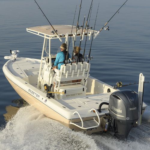 Bay boat fueraborda - SX240 - Skeeter - con consola central / de pesca deportiva / 8 personas máx.