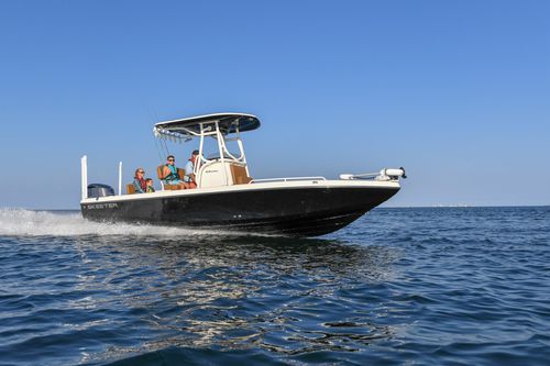 Bay boat fueraborda - SX2550 - FAMILY BAY BOAT - Skeeter - con consola central / de pesca deportiva / de fibra de vidrio