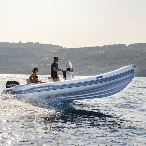 Embarcación neumática fueraborda - Predator 570 TS - ITALBOATS - RHIB / open / con consola central