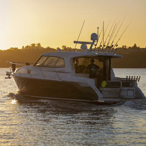 Barco cabinado intraborda - 3500 - Rayglass Boats - bimotor / con hard-top / con cockpit cerrado