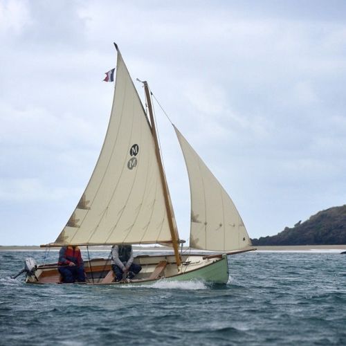 Bote vela-remos clásico - MINAHOUËT - Grand Largue - de regata / con popa abierta / sloop