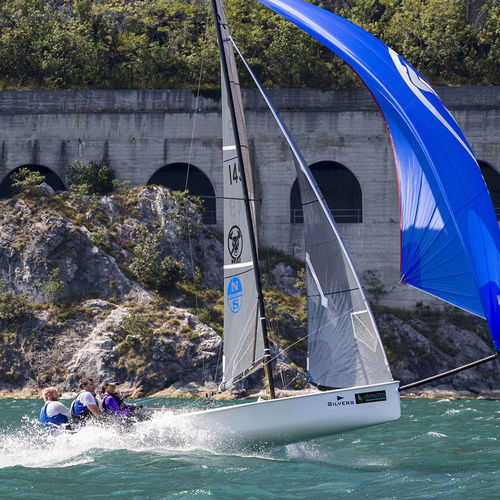 Velero de quilla deportivo - VX ONE - Ovington - de carbono / con bauprés / con mástil de carbono