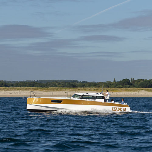 Barco cabinado intraborda - Loxo 40 - POGO STRUCTURES - diésel / de semidesplazamiento / de crucero