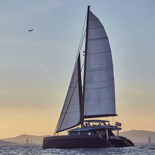 Yate de vela catamarán - Sunreef 80 - Sunreef Yachts - con 5 camarotes / con popa abierta / con fly