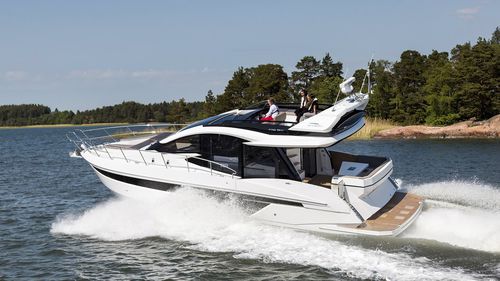 Barco cabinado intraborda - 470 SKYDECK - Galeon - bimotor / con hard-top / con fly