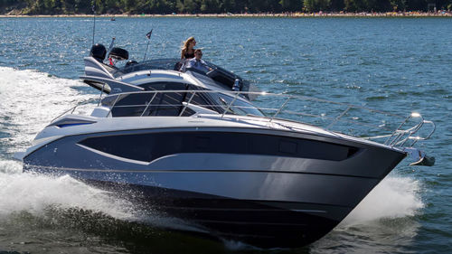 Barco cabinado intraborda - 360 FLY - Galeon - bimotor / con fly / 10 personas máx.