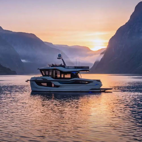 Barco cabinado intraborda - 430 EXP - Galeon - bimotor / con fly / 10 personas máx.