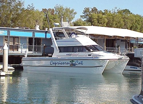 Barco cabinado catamarán - 4400 FLYBRIDGE EXT.CABIN - Noosa Cat Australia - intraborda / diésel / con fly
