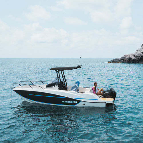 Barco open fueraborda - 705 Open - Quicksilver Boats - con consola central / 8 personas máx. / con camarote