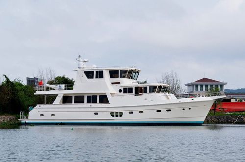 Yate a motor de crucero - Selene 72 - Selene - trawler / con fly cerrado / con 6 camarotes