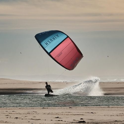 Cometa kitesurf híbrida - ONE - Airush - delta / rápida