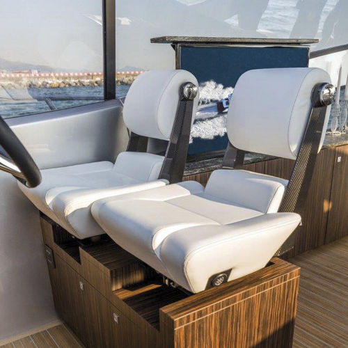 Asiento piloto - P 451 Flybridge - Besenzoni SpA - para barco / ajustable / eléctrico