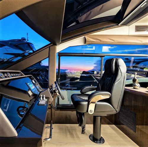 Asiento piloto - P 438 INFINITY - Besenzoni SpA - para barco / con reposabrazos / ajustable