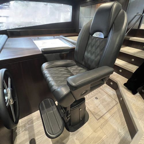 Asiento piloto - P 442 A SEAGULL - Besenzoni SpA - para yate / con reposabrazos / ajustable
