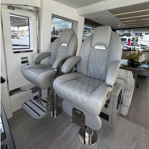 Asiento piloto - P 442 F SEAGULL FISSA - Besenzoni SpA - para yate / con reposabrazos / ajustable