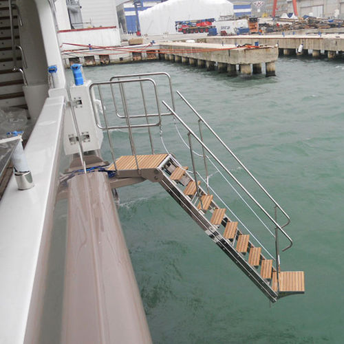 Escalera para barco - SI 405 G - Besenzoni SpA - lateral / pivotante / de acceso a bordo
