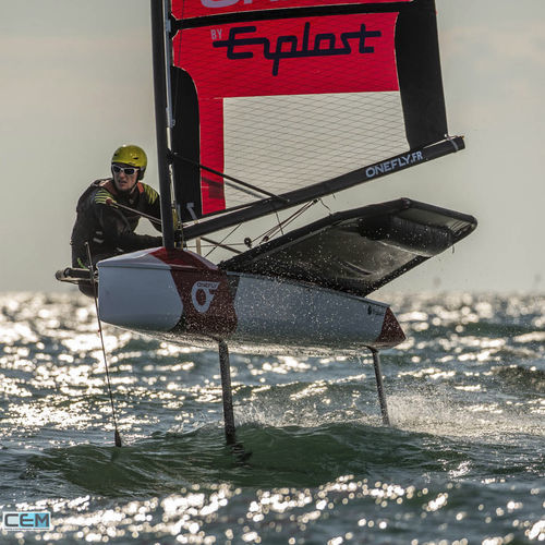 Barco de vela ligera individual - ONEFLY - ERPLAST - con foil / de regata / con un trapecio