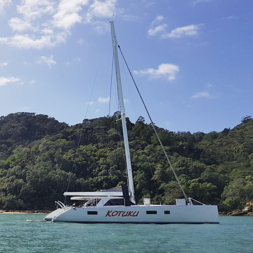 Botavara para sailing-yacht - Multihull - Hall Spars & rigging - enrollador / en V / de carbono