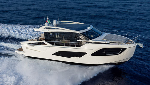 Barco cabinado intraborda - 48 COUPÉ - Absolute Yachts - bimotor / con hard-top / de deporte