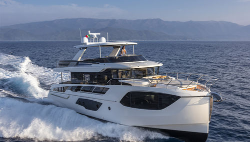 Yate a motor de crucero - NAVETTA 64 - Absolute Yachts - con fly / IPS / con 4 camarotes