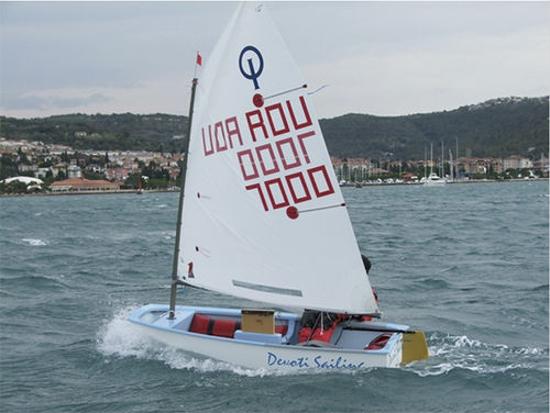 Barco de vela ligera individual - Optimist - Devoti Sailing - para niños / de regata / Optimist