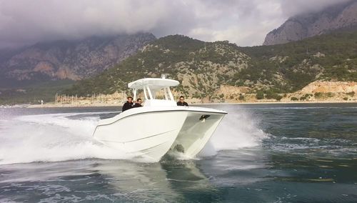 Cabin-cruiser catamarán - 30′ Sport Fisher  - Hysucat - fueraborda / bimotor / con hard-top