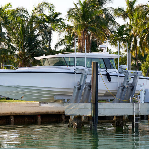 Ascensor de barcos - Golden Boat Lifts & Marine Systems - para montar sobre pantalán