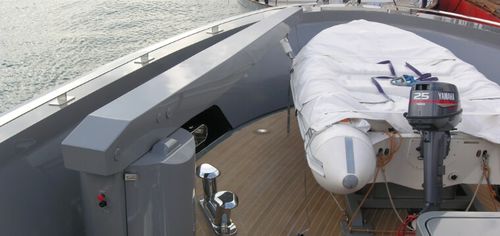 Grúa para yate - Sanguineti Chiavari produzione articoli nautici s. - de cubierta / electrohidráulica / para la botadura de botes