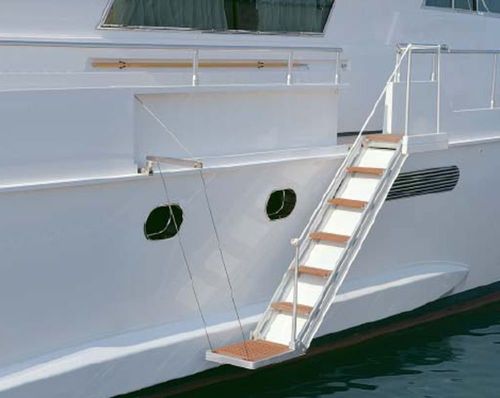 Escalera para yate - Sanguineti Chiavari produzione articoli nautici s. - lateral / de acceso a bordo / hidráulica