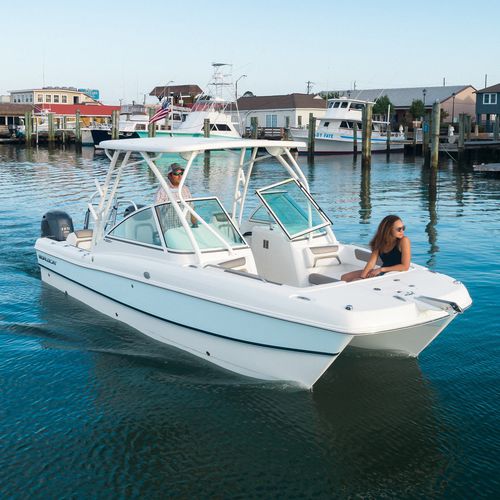 Barco open fueraborda - 230DC - World Cat - bimotor / con doble consola / de pesca deportiva