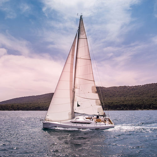 Velero regata-crucero - 39  - Salona yachts - con 3 camarotes / con 2 camarotes / con bauprés