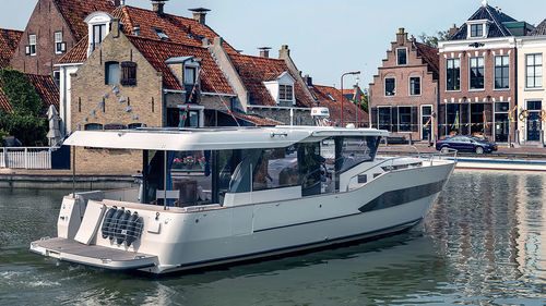 Barco cabinado de crucero costero - 12 Sedan - DELPHIA Yachts - intraborda / diésel / con caseta de timón