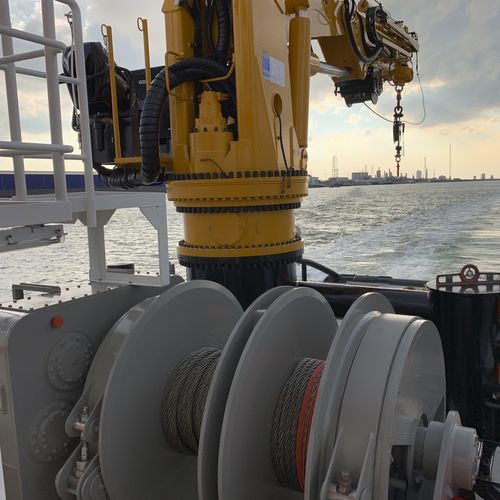 Chigre para buque - Anchor Handling - Damen Marine Components - de dragado / motor eléctrico / con motor hidráulico