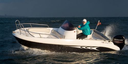 Barco open fueraborda - 540 SD - Moonday Yachts - con consola lateral / de deporte / con solárium