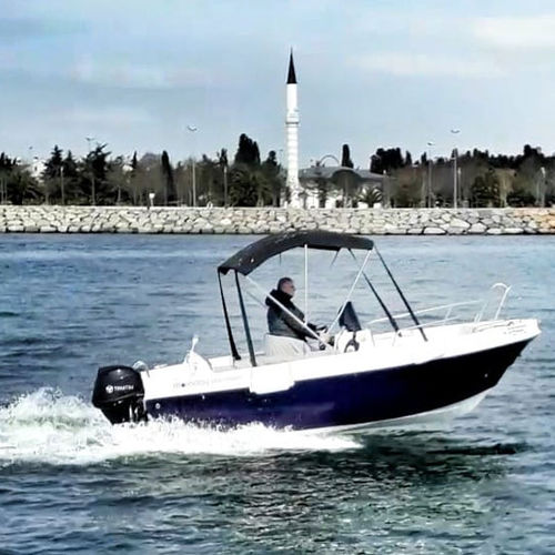 Barco open fueraborda - 480 FISHER  - Moonday Yachts - con consola central / de pesca deportiva / con solárium