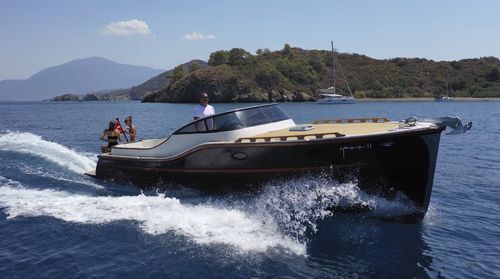 Cabin-cruiser intraborda - 31 BOSPHORUS LE - Moonday Yachts - open / con solárium / para cubierta de teca