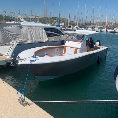 Barco cabinado fueraborda - CC 10 - Moonday Yachts - bimotor / open / con consola central