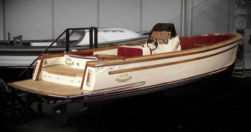 Runabout intraborda - 31 TRENDER - Moonday Yachts - open / con consola central / clásico