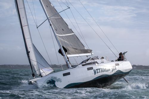 Velero de crucero - DJANGO 12.70 - Marée Haute - con 3 camarotes / con 8 literas / de fibra de vidrio