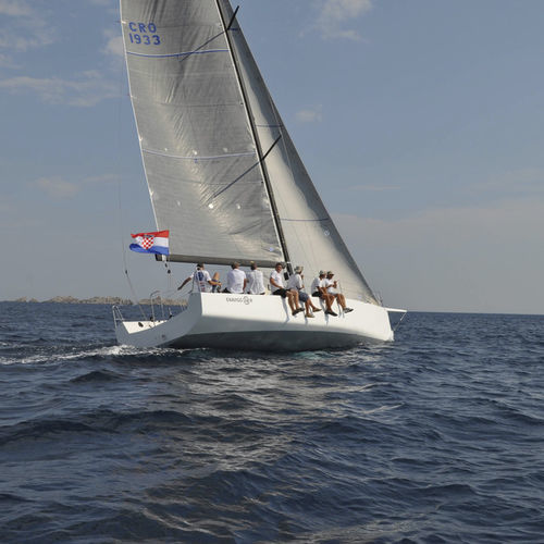 Velero de regata - 38 - Enavigo Yachts - con 3 camarotes / con 8 literas / de carbono