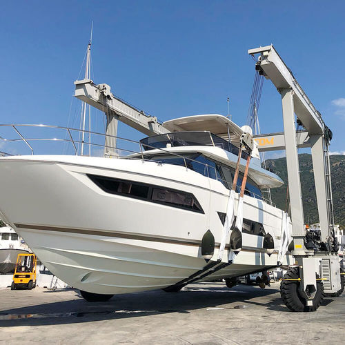 Travel lift controlado a distancia - BHT 60 - ABI TRAILERS - en U / con tracción en las cuatro ruedas / eléctrico